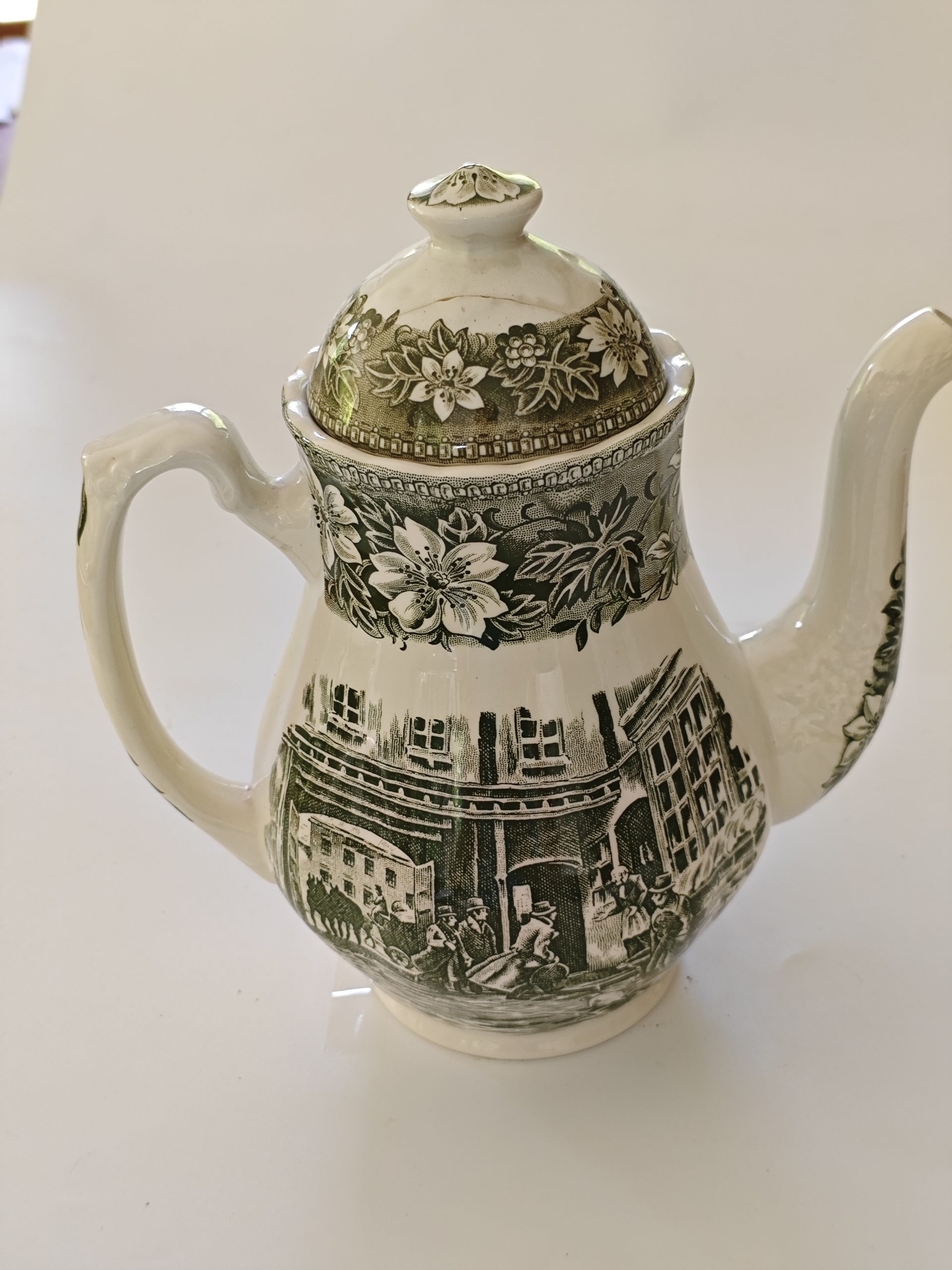 Royal Tudor Ware Coaching Taverns. Koffiepot met Deksel. Groen 1 Royal Tudor Ware Coaching Taverns. Koffiepot met Deksel. Groen