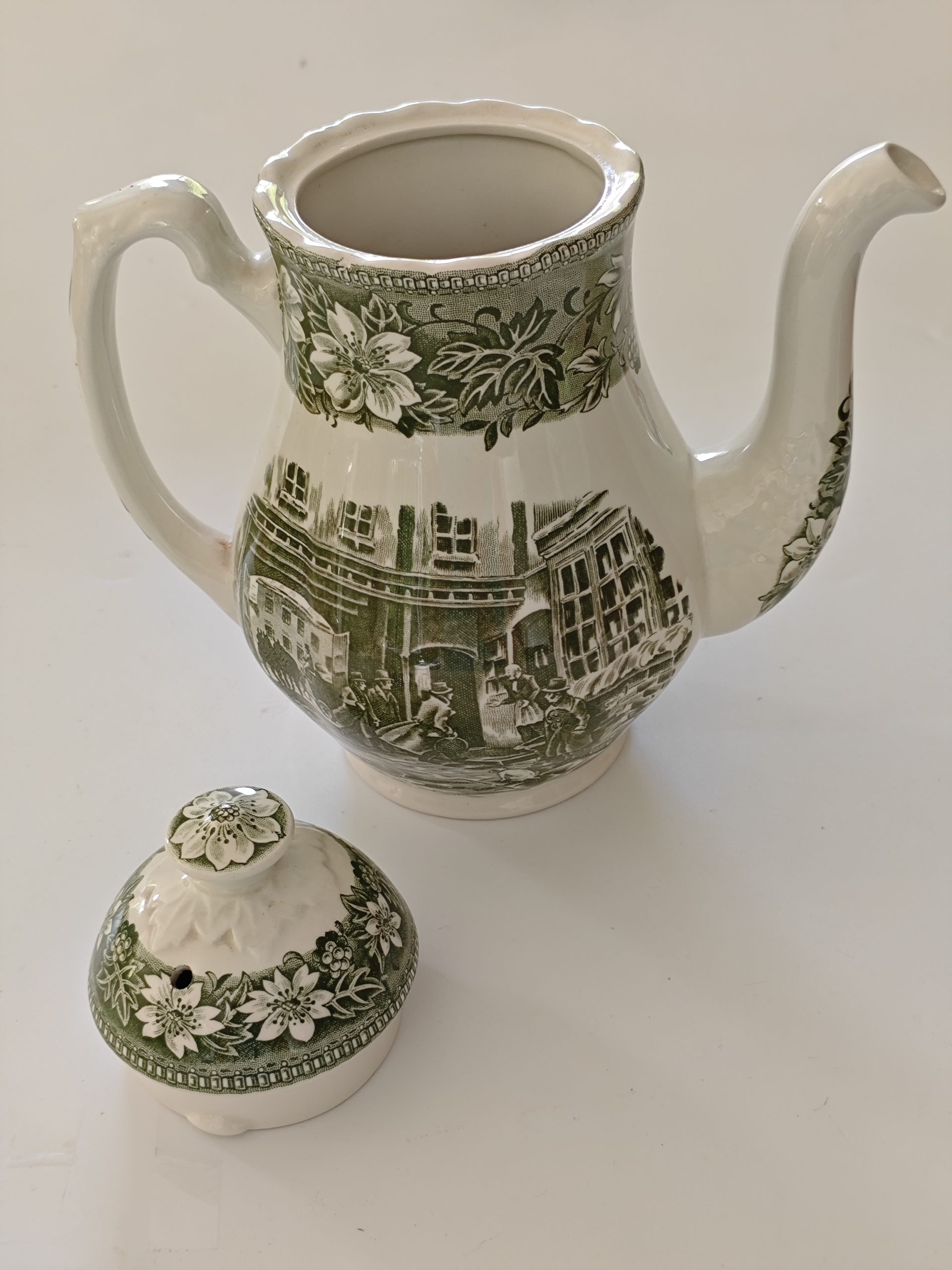 Royal Tudor Ware Coaching Taverns. Koffiepot met deksel – Groen 1 Royal Tudor Ware Coaching Taverns. Koffiepot met deksel – Groen