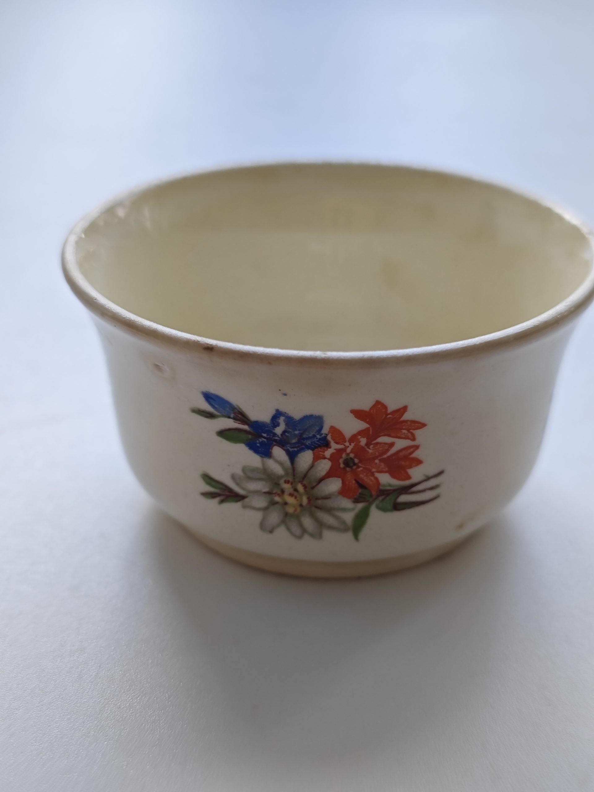 Société Céramique Maastricht eierdopjes met bloemen – 3 eierdopjes + zoutvaatje 3 Société Céramique Maastricht eierdopjes met bloemen – 3 eierdopjes + zoutvaatje - Afbeelding 3